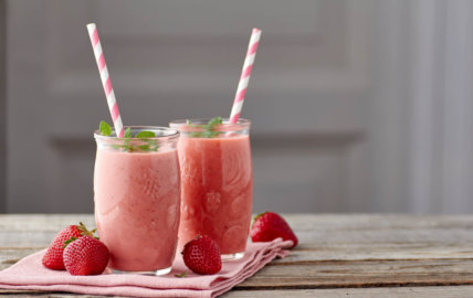Cocktail à la fraise, rafraîchissant et protéiné !